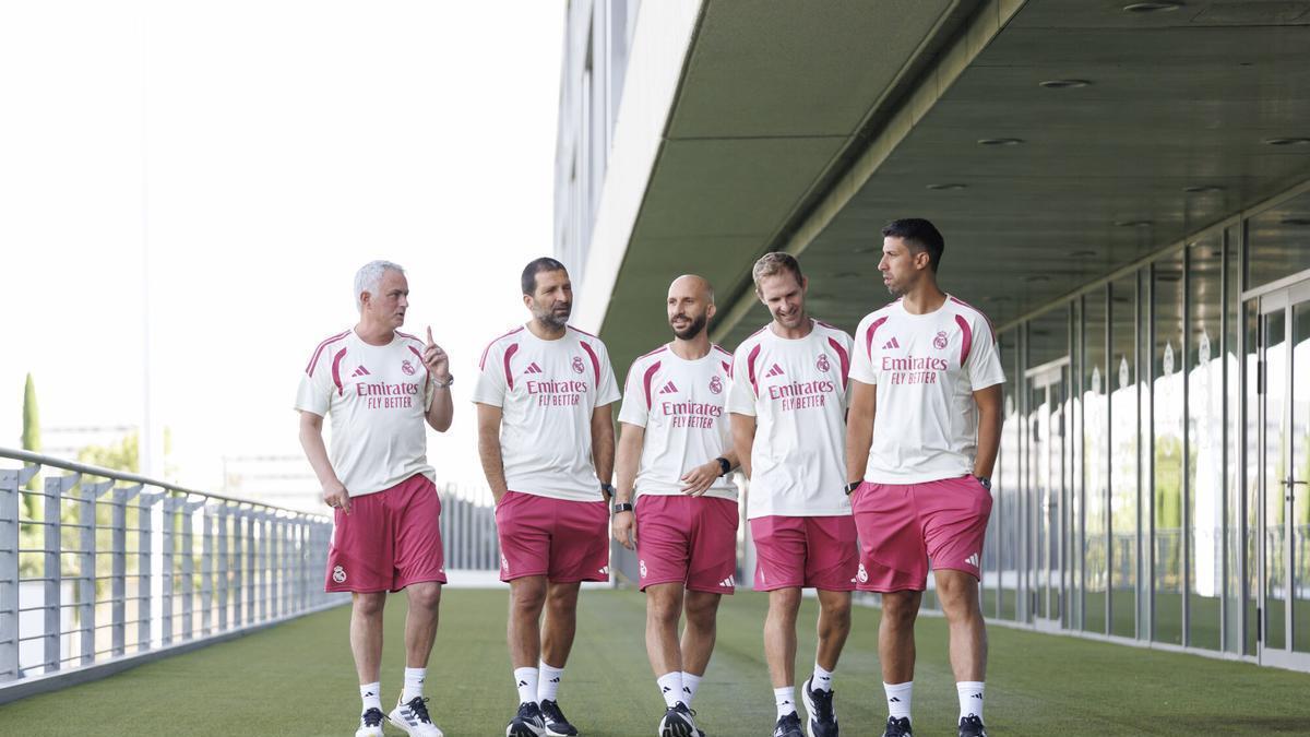 Fotografía del pasado 10 de julio, en la que puede verse al entrenador del Real Madrid, Jose Mourinho (i), con su cuerpo técnico.