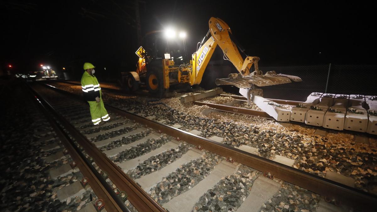 Obras de implantación del tercer hilo en el corredor mediterráneo ejecutadas en la estación de Xilxes (archivo).