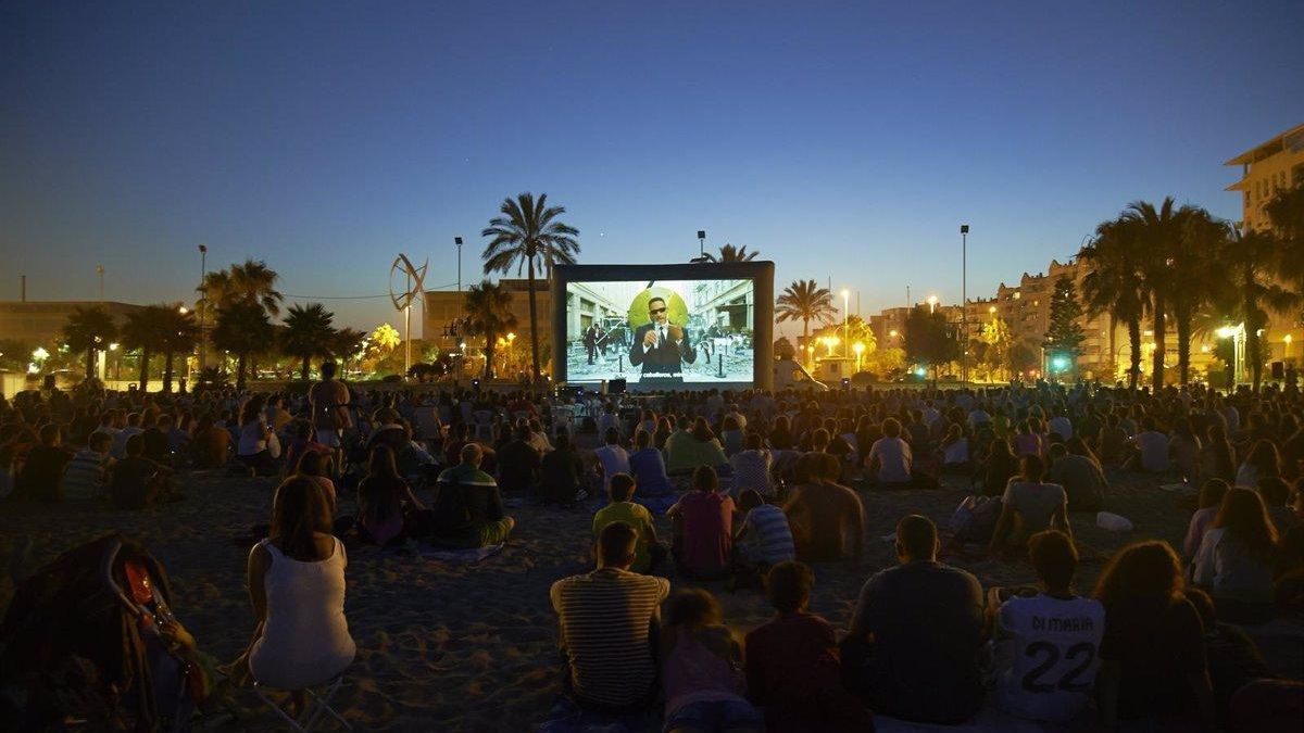 Proyección de una película en una playa de Málaga.