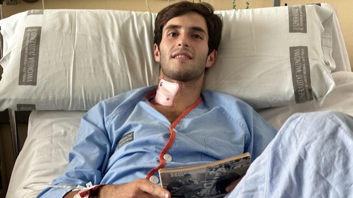 El torero Samuel Navalón posa en la habitación del hospital de La Ribera de Alzira tras la entrevista.