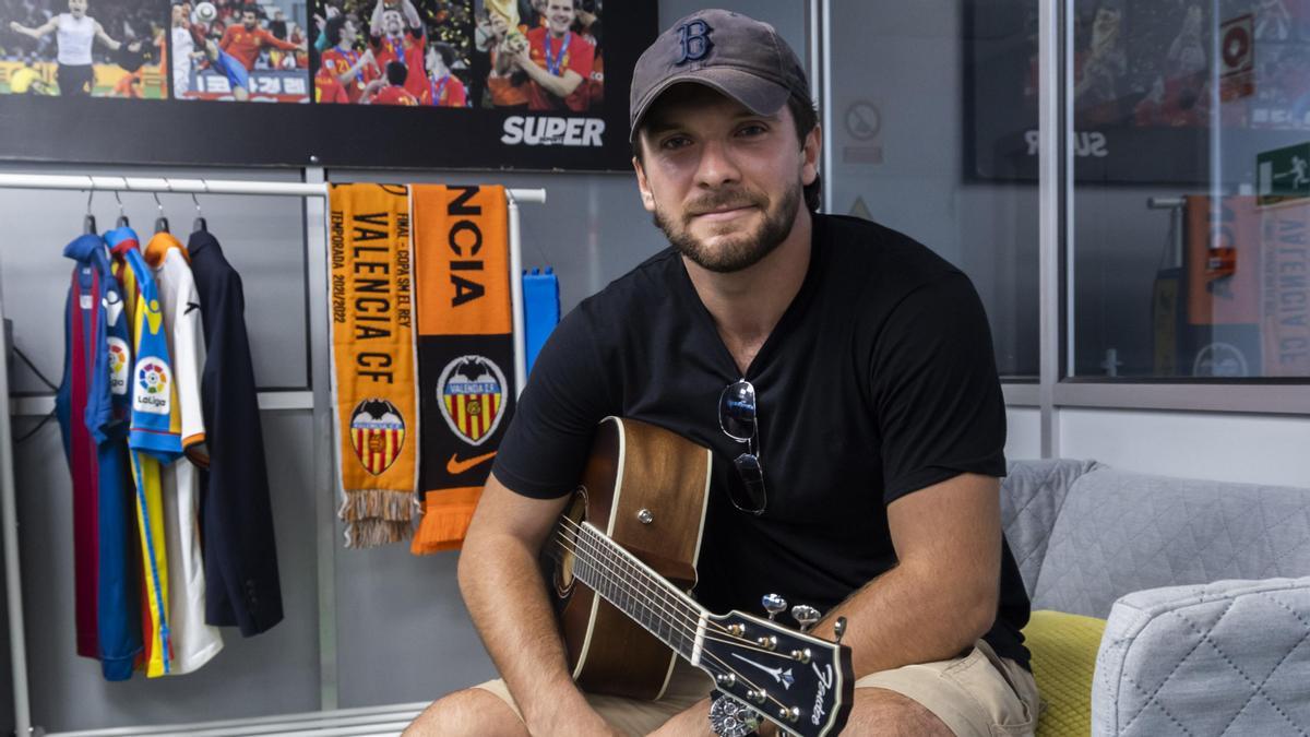 Ximo Miralles, guitarra en mano, visitó Superdeporte para navegar sobre sus nuevas emociones.