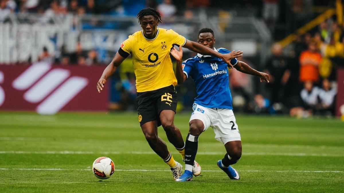 Joane Gadou, central del Borussia Dortmund, durante un partido ante el Hamburgo