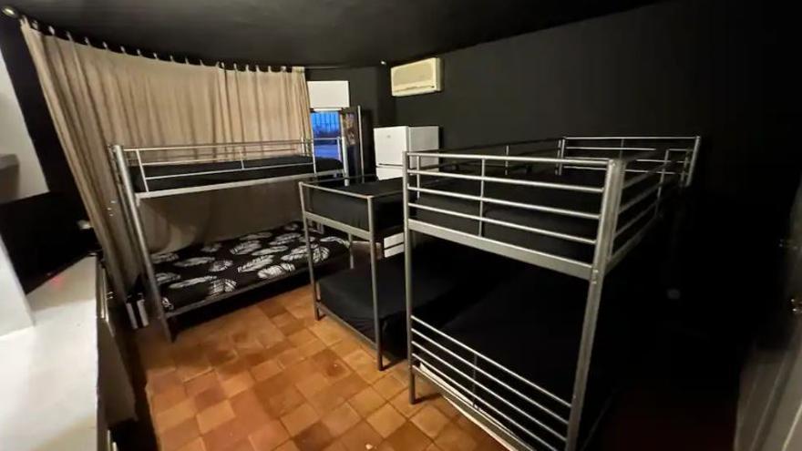 Investigan un albergue ilegal de Ibiza que factura 20.000 € al mes y aloja hasta a seis personas en una habitación