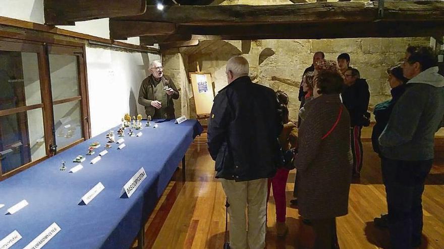 Asistentes a la inauguración de la muestra sobre la réplica de hongos en el Castillo de Puebla.