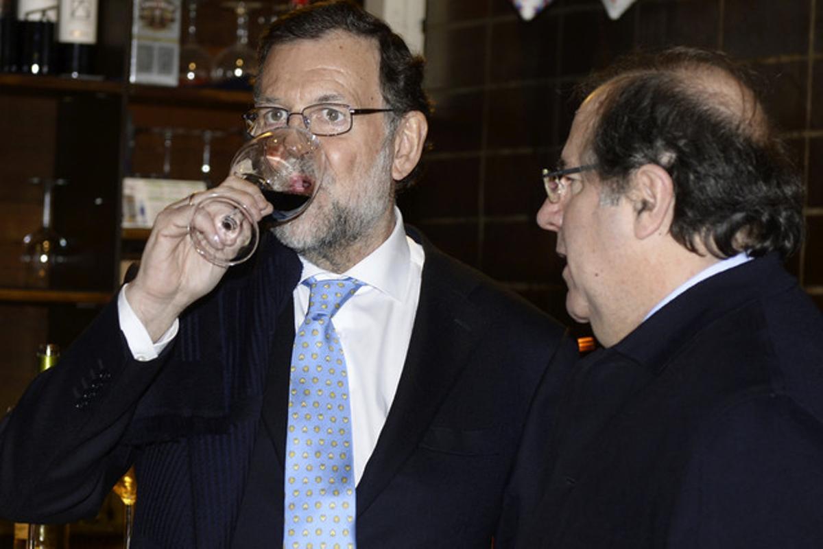 GRA371. VALLADOLID, 29/01/2016.- El presidente del Gobierno en funciones, Mariano Rajoy (i), y el presidente de la Junta de Castilla y León, Juan Vicente Herrera, toman un vino al término de la reunión de la Junta Directiva del PP de Castilla y León celebrada en Valladolid. EFE/Nacho Gallego