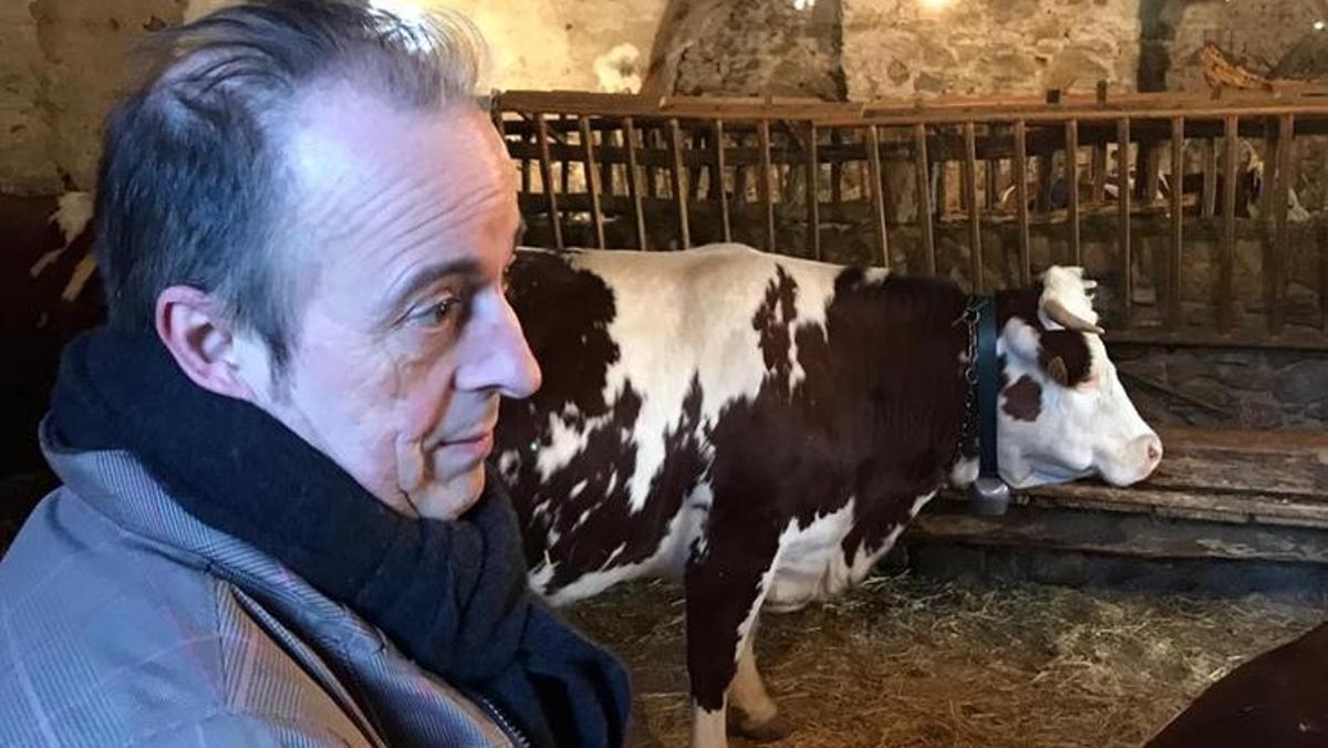Toni Gerez, de visita a la granja de la quesería Les vaques d'en Mel, en Sant Joan de les Abadesses (Ripollès).
