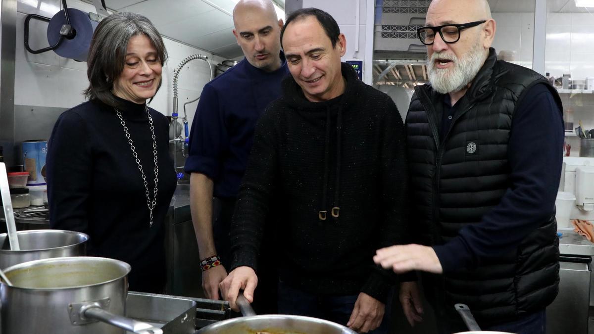 Los cocineros José Ignacio Acirón y Leandro Casas, entre Belén Arroyo y Óscar Navascués.