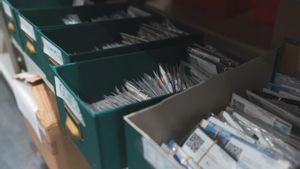 Documentos extraviados acumulados en unos archivadores en la oficina de objetos perdidos de Barcelona.