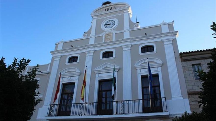 La fachada del consistorio acoge esta noche un ‘vídeo mapping’ de la historia de Mérida