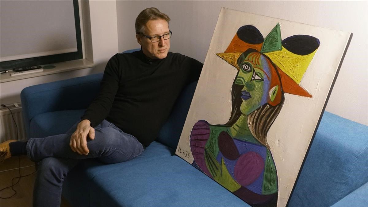 El detective Arthur Brand posando con el Picasso robado. 