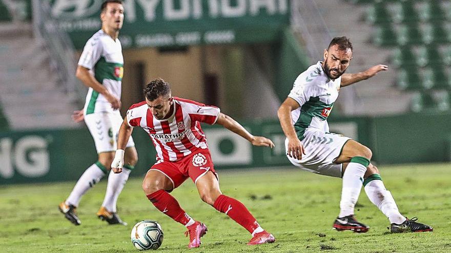 Borja García controlant la pilota dijous passat a Elx.