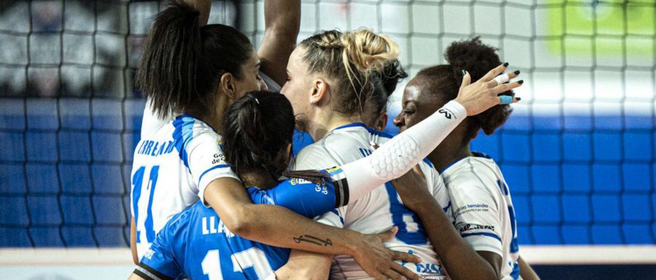 Las jugadoras del Haris celebran un punto logrado en el partido de ayer.