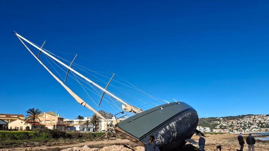 De encallado a requetencallado: las espectaculares imágenes del velero de Xàbia tras la borrasca Harry