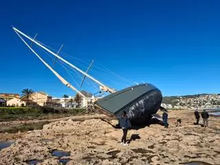 De encallado a requetencallado: las espectaculares imágenes del velero de Xàbia tras la borrasca Harry