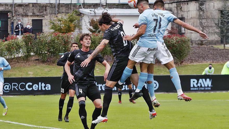 Alfon cabecea en una de las ocasiones del Celta B en el primer tiempo. // PABLO HERNÁNDEZ