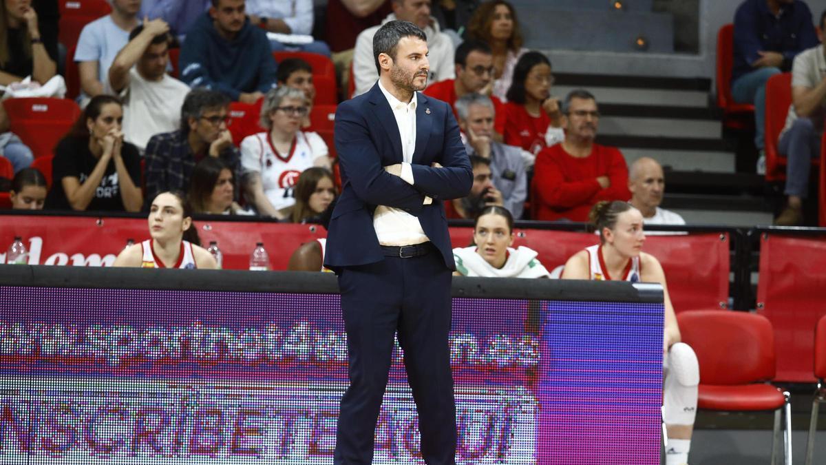 Carlos Cantero, con los brazos cruzados en la banda del Príncipe Felipe