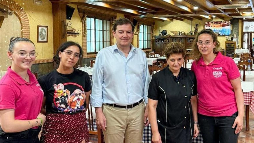 Mañueco visita un restaurante en Coreses