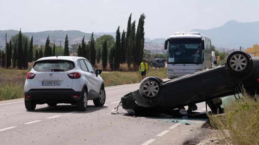 El turismo tras volcar, a primera hora de esta tarde, en la carretera que une las localidades de Monforte del Cid y Aspe