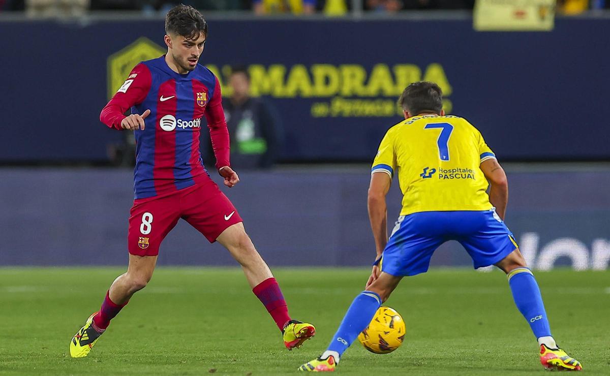 Pedri frente a Sobrino en el Cádiz-Barça.