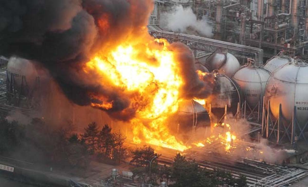 Una refineria de petroli a Ichihara, prefectura de Chiba, crema després del fort terratrèmol que ha afectat la costa nord-est del Japó. Una refineria de petroli a Ichihara, prefectura de Chiba, crema després del fort terratrèmol que ha afectat la costa nord-est del Japó.