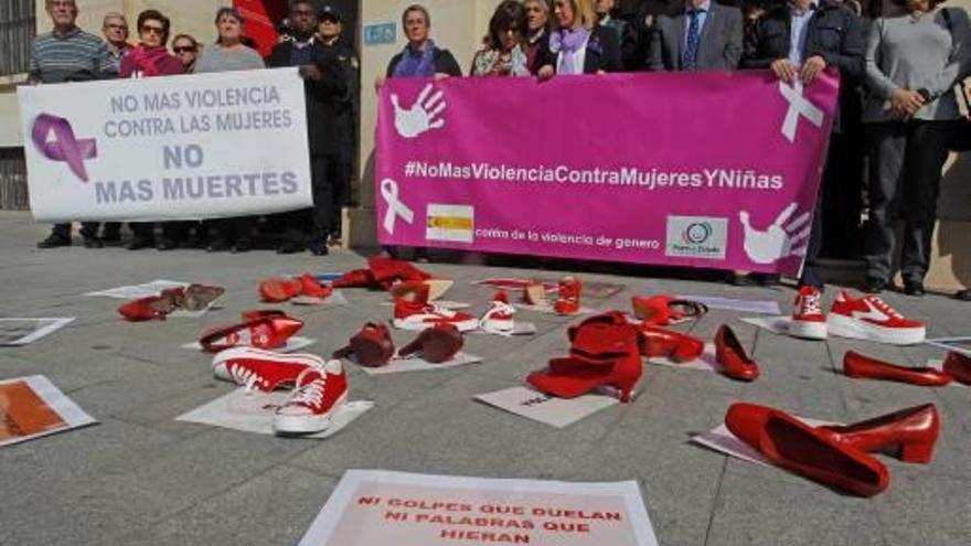 Imágenes de las concentraciones de repulsa por el asesinato de Andrea en Rojales que se celebraron ayer en la Subdelegación del Gobierno y Ayuntamiento de Alicante.