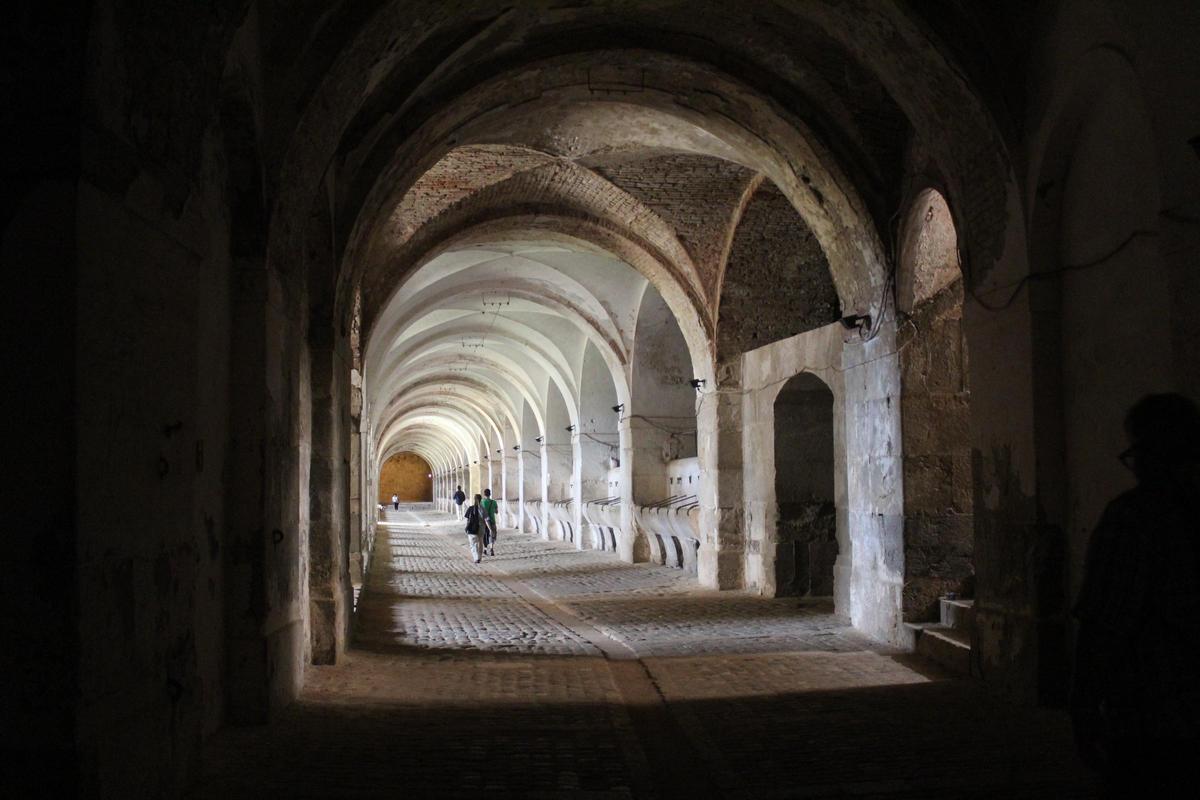Les cavallerisses del Castell, un dels grans espais visitables