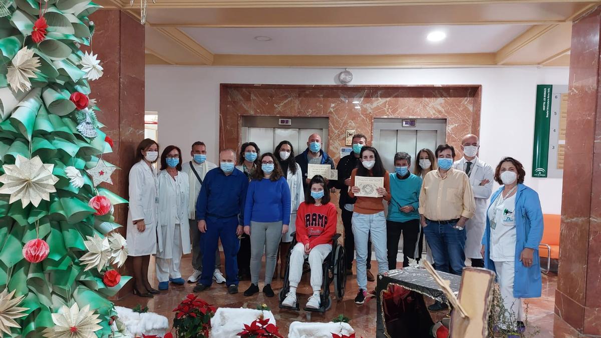 Autoridades del hospital Reina Sofía, junto a profesionales y pacientes de la Unidad de Salud Mental, con las entidades beneficiarias de la campaña solidaria.