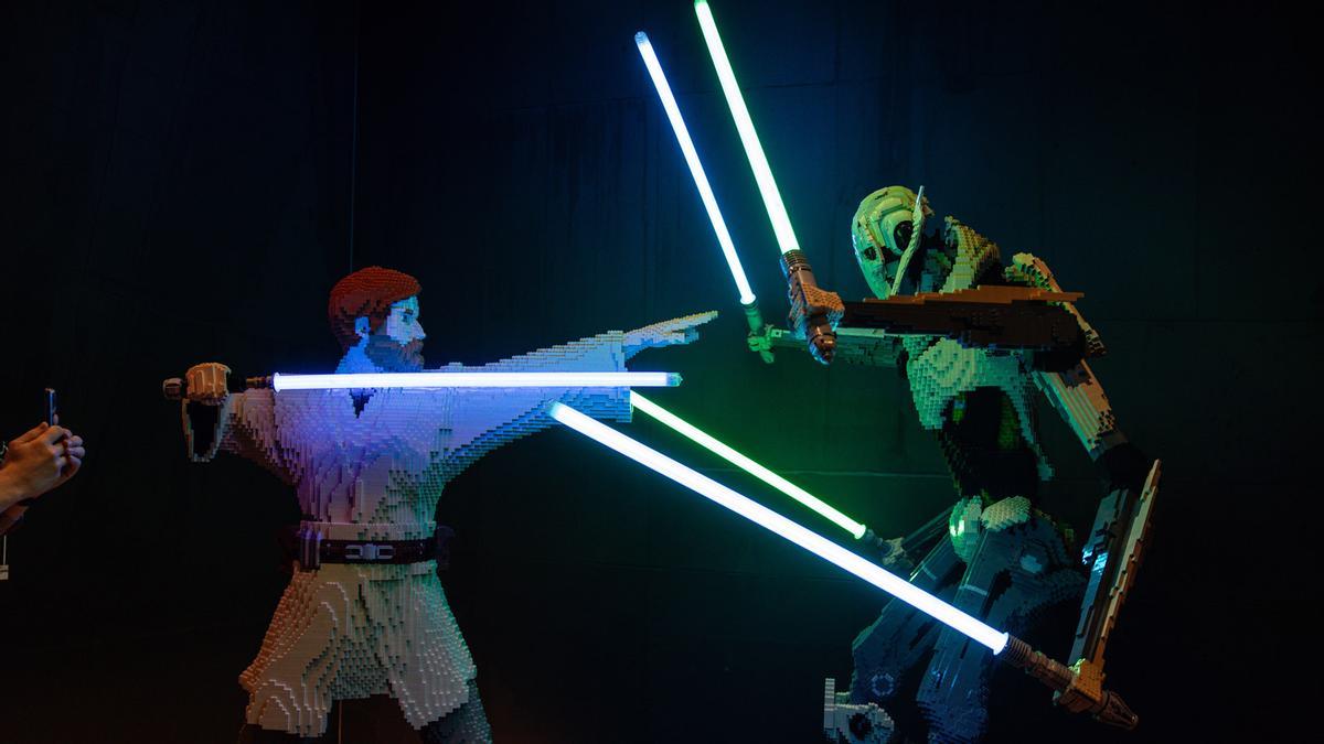 Batallas icónicas con sables de luz en la Exposición Lego Star Wars en el Museo de Melbourne con más de 8 millones de ladrillos LEGO