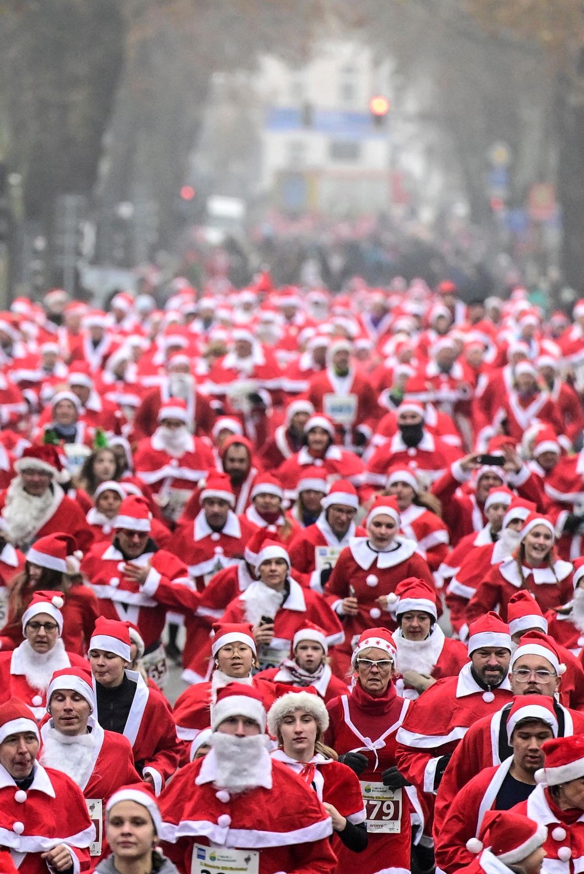 Carrera multitudinaria de papas Noel en Michendorf (Alemania)