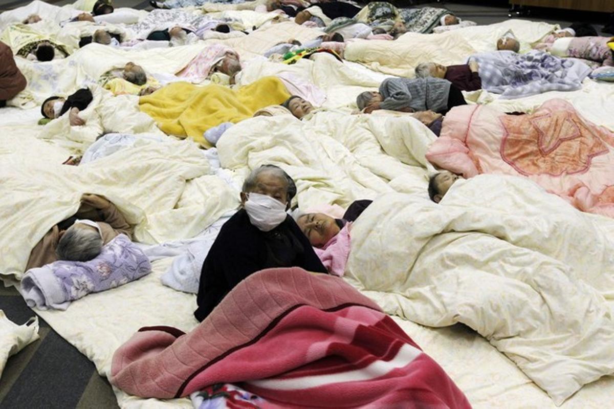 Alguns dels evacuats per l’explosió de la central nuclear de Fukushima Daini descansen en un refugi temporal a Koriyama. Alguns dels evacuats per l’explosió de la central nuclear de Fukushima Daini descansen en un refugi temporal a Koriyama.