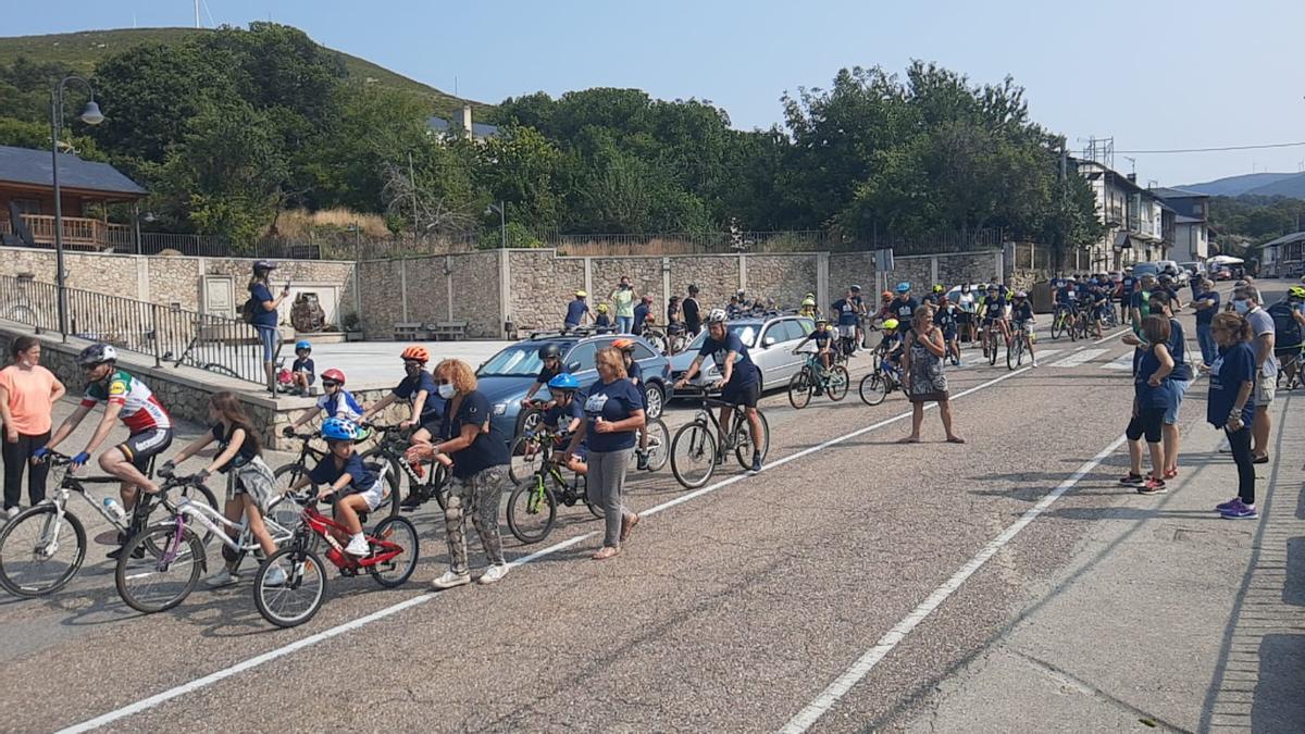 Participantes en el Día de la Bici en Lubián