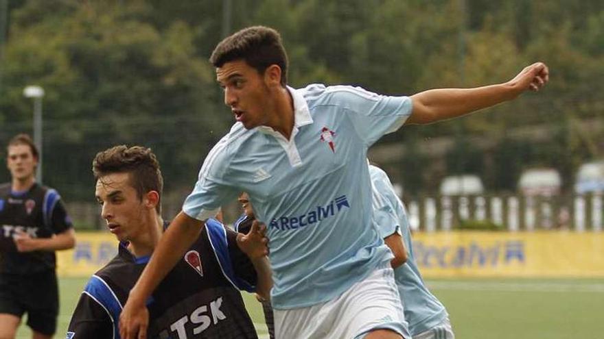 Un jugador del Celta lucha por un balón. // Jorge Santomé