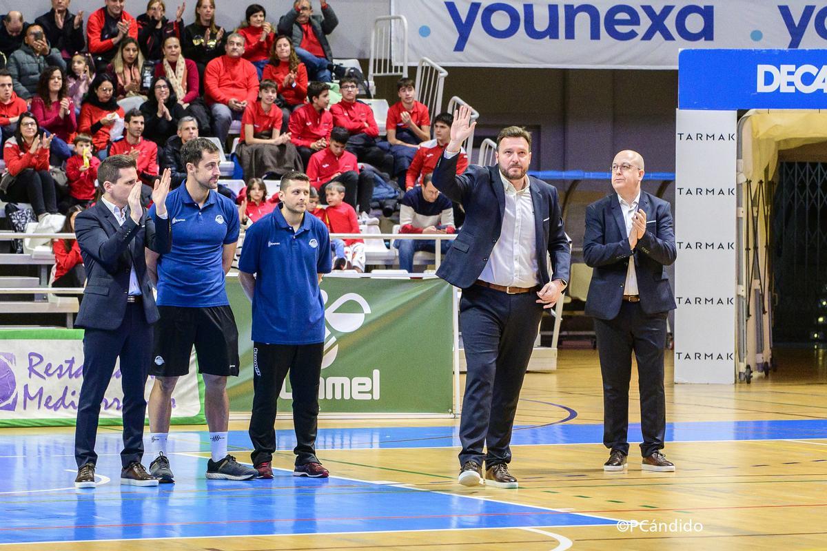 Toni Ten, leyenda del Amics Castelló, recibió una emocionante ovación en su regreso como entrenador visitante.