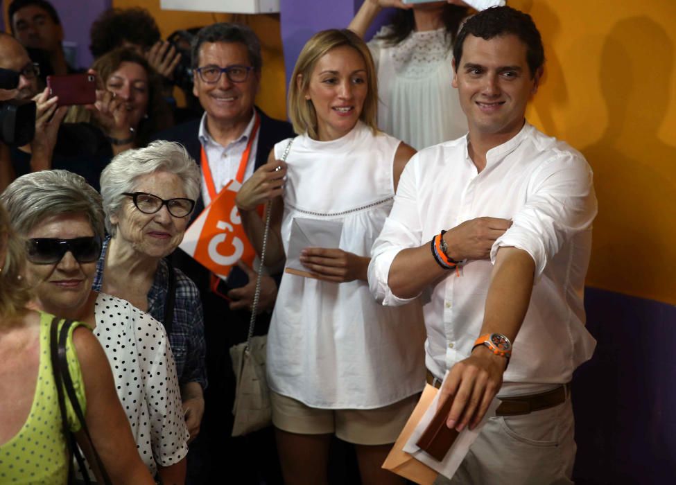 ALBERT RIVERA VOTA EN L' HOSPITALET (BARCELONA)