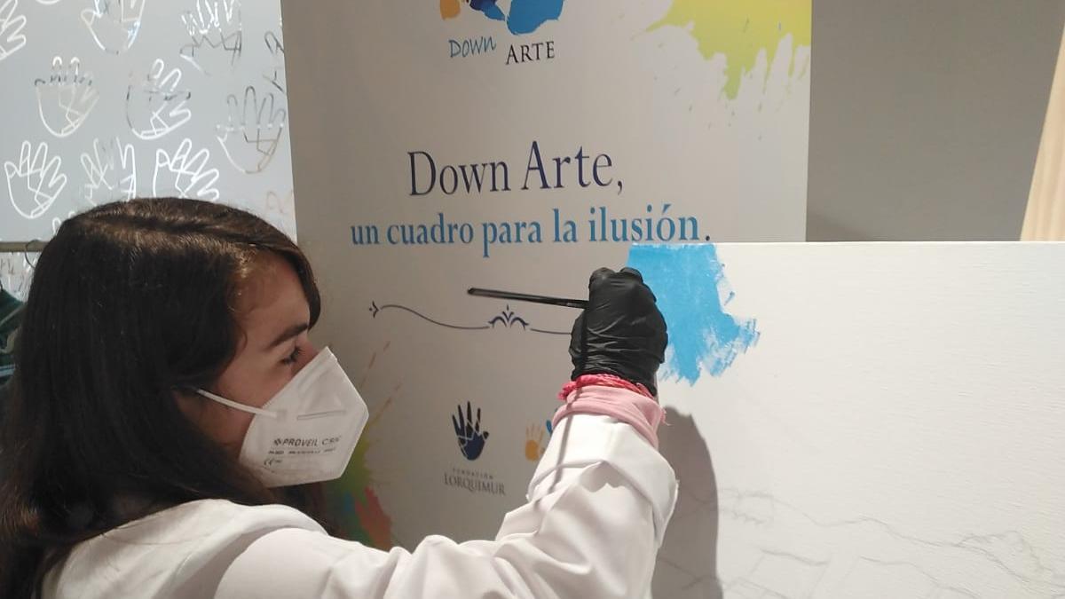 Rocío Terrer pintando en el taller de la Fundación Lorquimur.