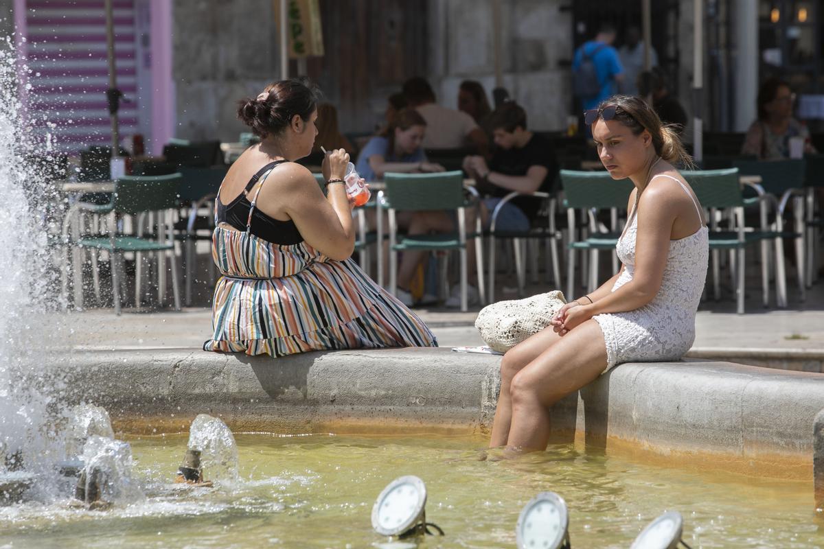 Valencia. Calor por la plaza de la Virgen