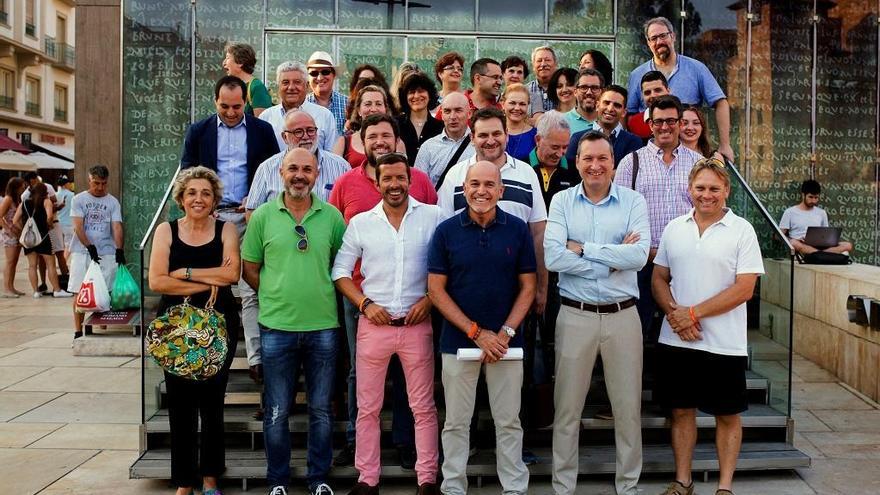 Integrantes de la plataforma crítica de Ciudadanos, ayer en la calle Alcazabilla.