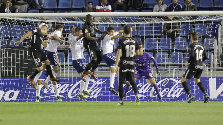 El partido entre el Tenerife y el Sporting, en imágenes