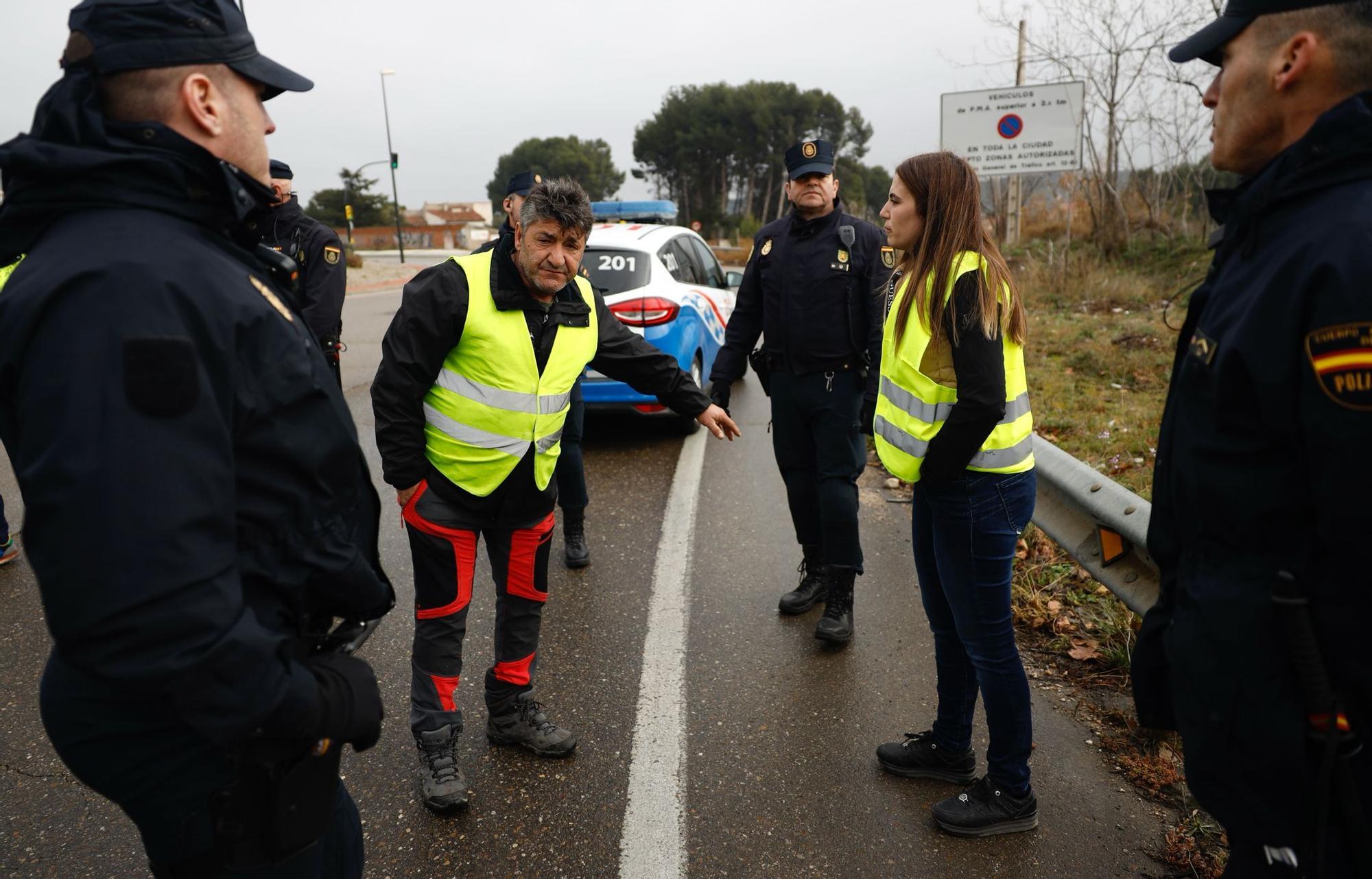 En imágenes | El cuarto día de tractoradas vuelve a colapsar las carreteras de Aragón