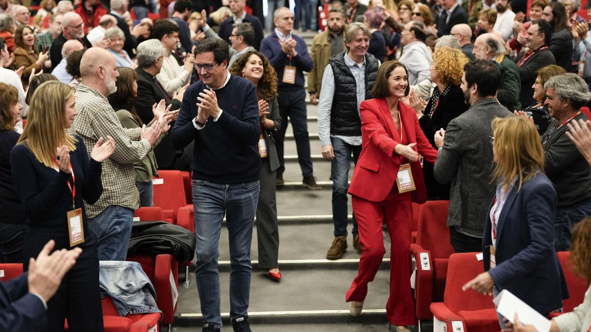 El secretario general del PSOE-M, Óscar López (i) y la portavoz del PSOE en el Ayuntamiento de Madrid y secretaria general del PSOE de Madrid capital, Reyes Maroto (d) clausuran este domigo el Congreso regional del PSOE madrileño.