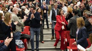 El secretario general del PSOE-M, Óscar López (i) y la portavoz del PSOE en el Ayuntamiento de Madrid y secretaria general del PSOE de Madrid capital, Reyes Maroto (d) clausuran este domigo el Congreso regional del PSOE madrileño.