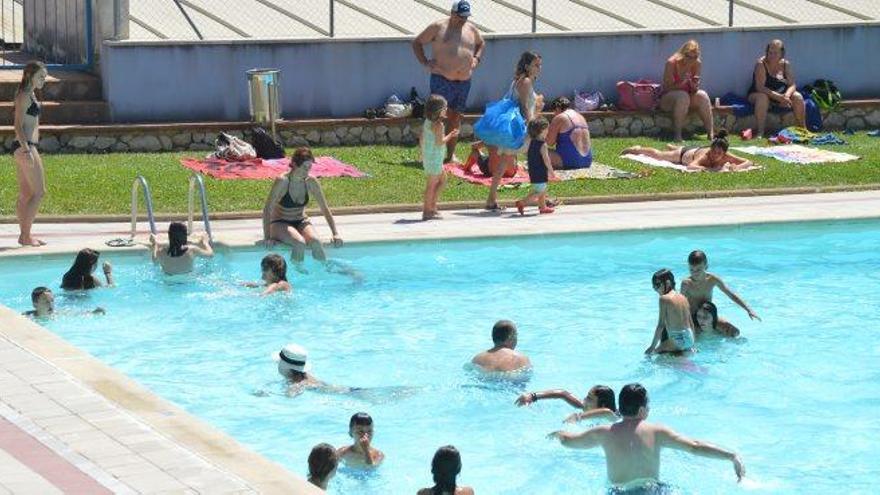 Banyistes, ahir, a la piscina municipal de Berga, que va obrir les portes de franc per la calor