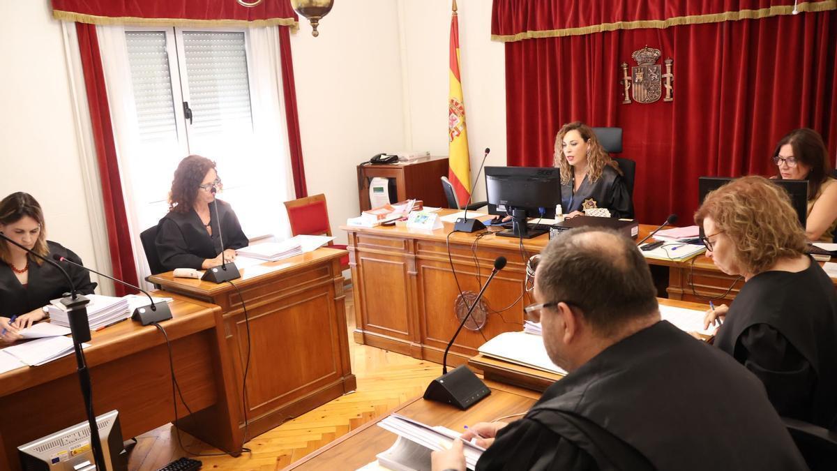 La magistrada de Social 1, María de los Ángeles Hernández Riquelme, dirige el juicio contra la alcaldesa y concejales de Benavente.