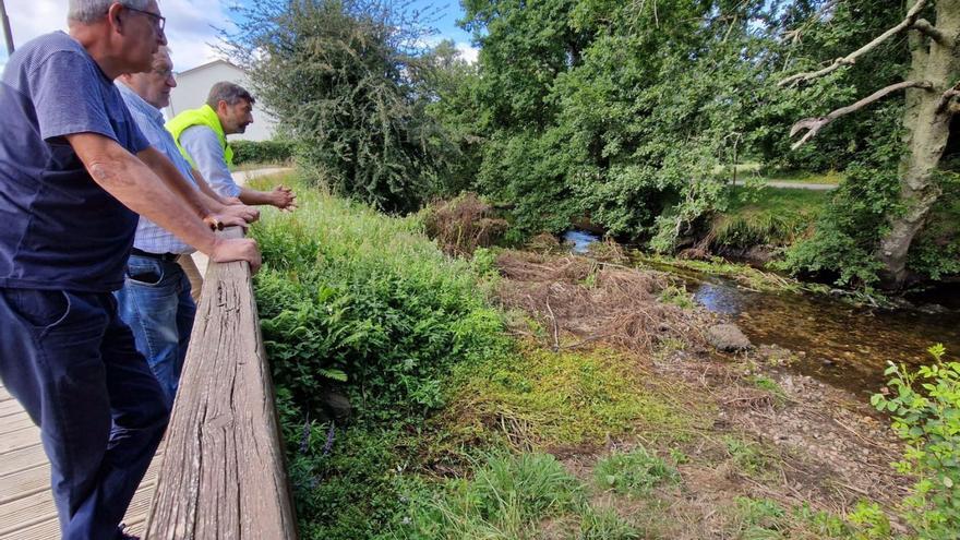 O alcalde de Carballo, Evencio Ferrero, esquerda, observando o estado do cauce do río Anllóns