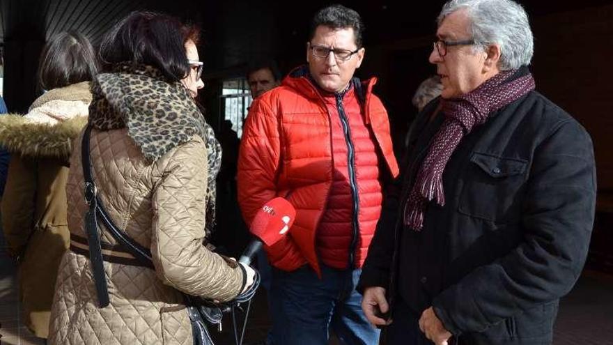 Fernández Blanco, alcalde de Puebla, ayer con los periodistas.