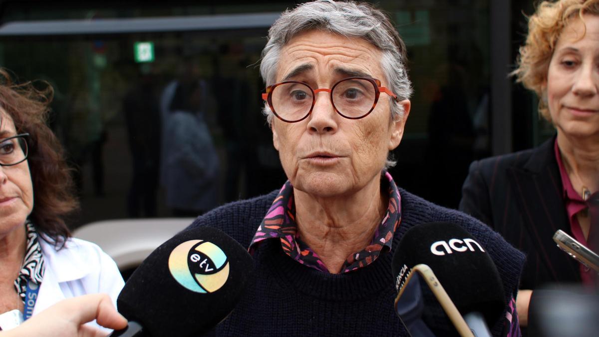 La consellera de Salut, Olga Pané, atenent els mitjans de comunicació a l'exterior de l’Hospital de Sant Joan Despí Moisès Broggi