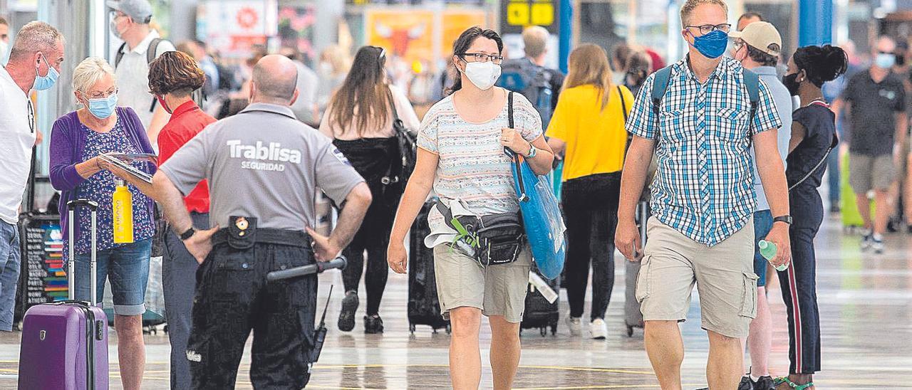 Pasajeros en el aeropuerto de Tenerife Sur. | |