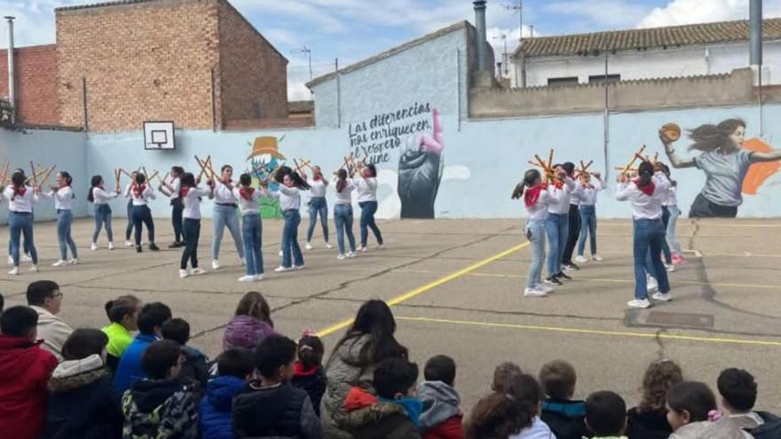También asistieron a una representación del Dance de Torres de Berrellén. | SERVICIO ESPECIAL