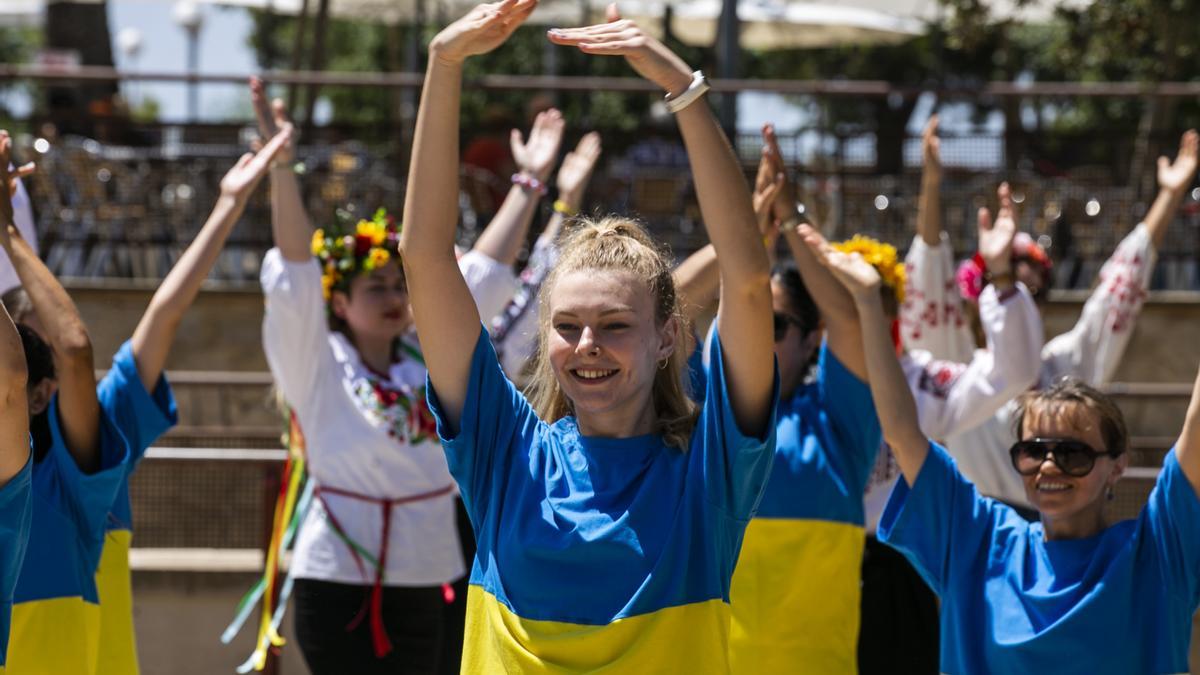 Inmigrantes ucranianos ensayan para participar en el desfile folclórico internacional