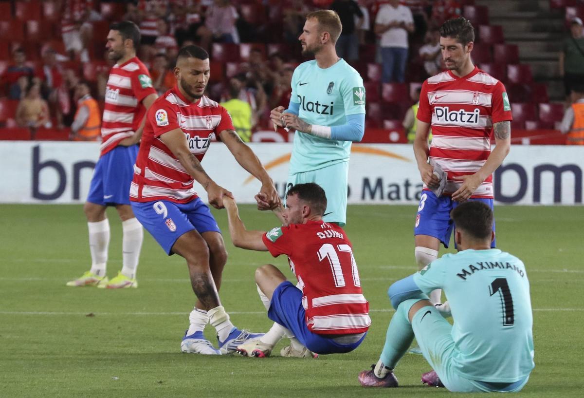 GRANADA, 22/05/2022.- Los jugadores del Granada al término del partido de Liga en Primera División ante el Espanyol disputado hoy domingo en el Nuevo Estadio Los Carmenes, en Granada. EFE/Pepe Torres